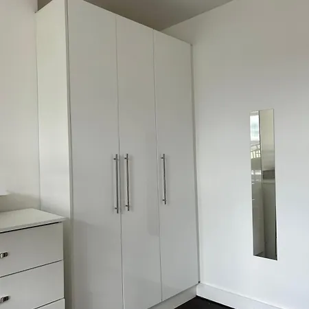 بيت شباب Sarsfields Communities *