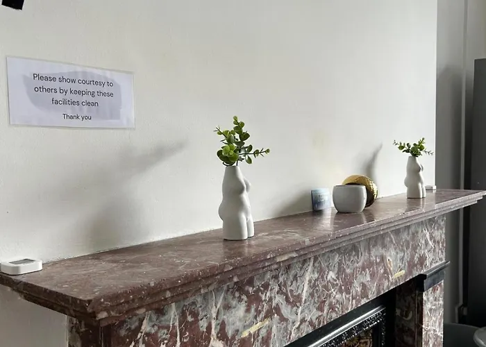 אכסניה Sarsfields Communities *